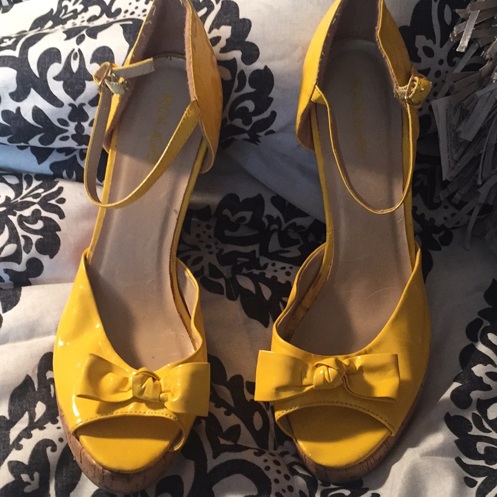 Yellow rouge heals good condition
